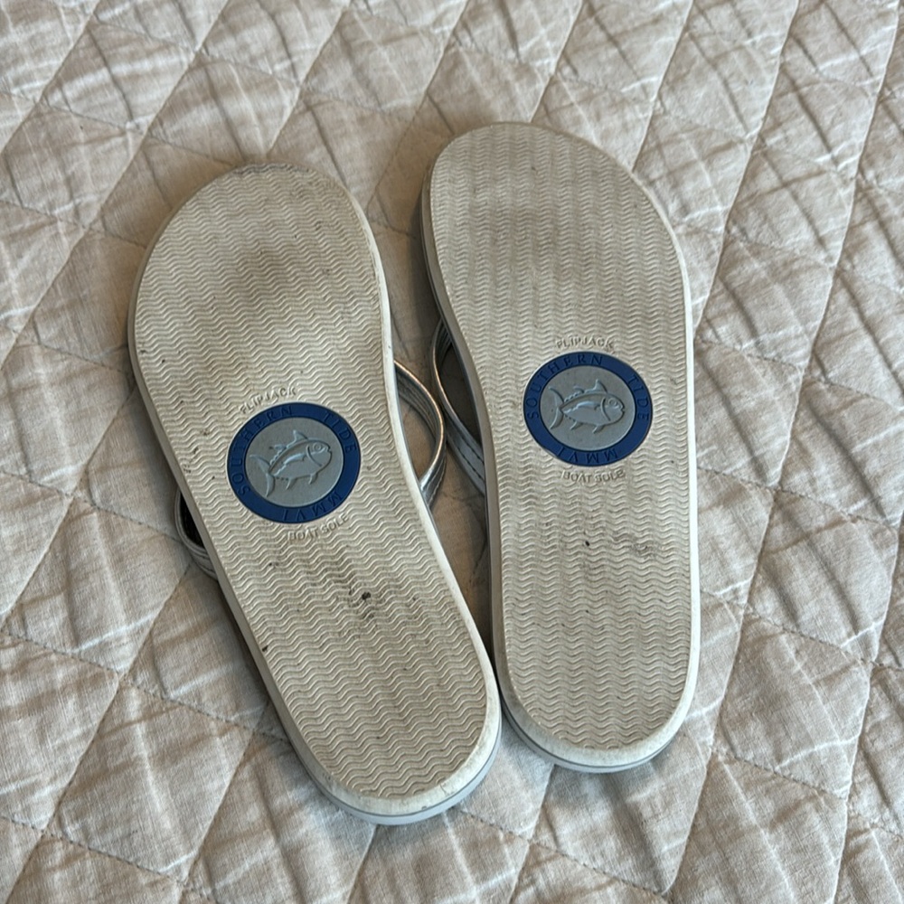 Southern Tide flip flops - Picture 3 of 4
